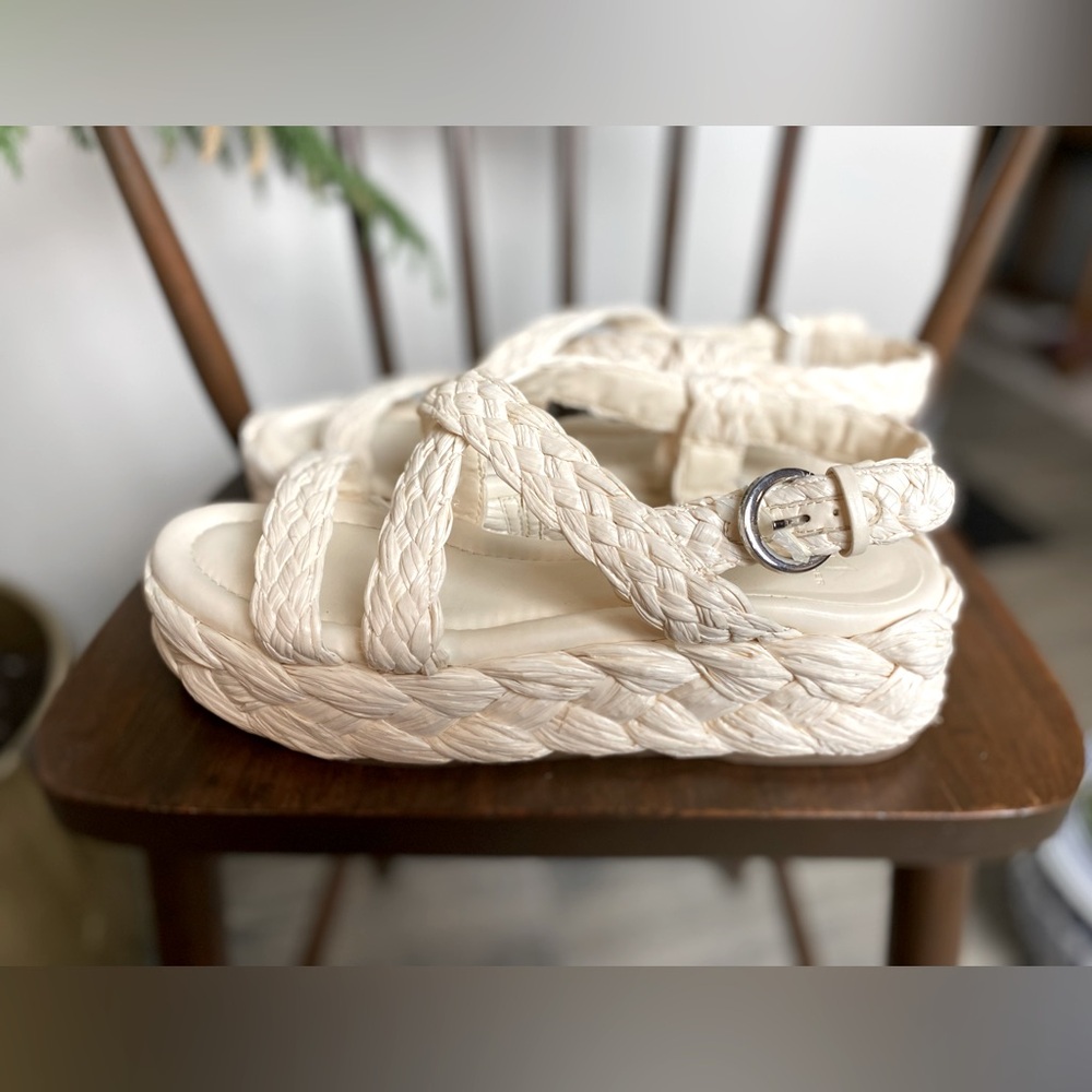 Marc Fisher Raffia Genie Sandals Size 9 Cream